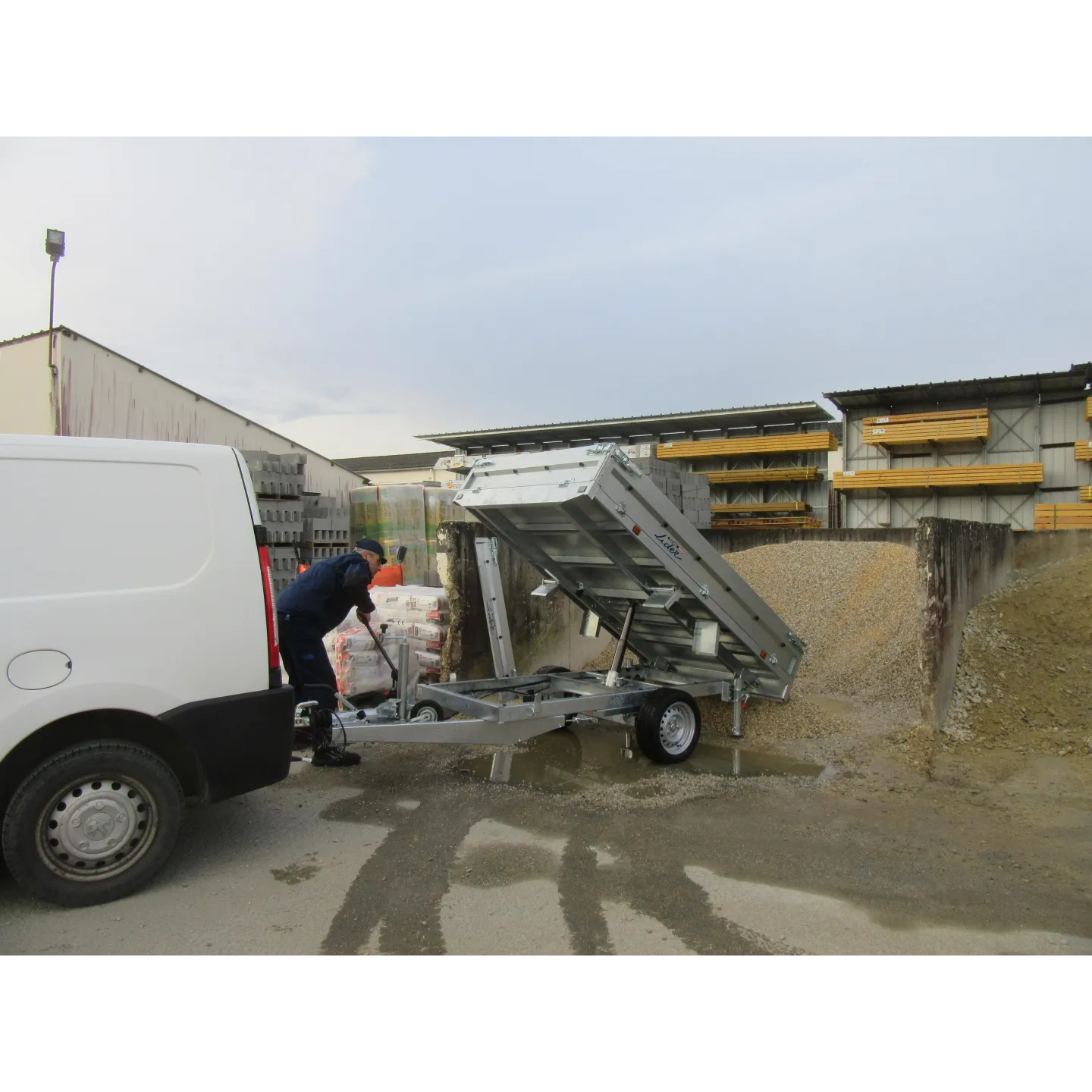 BENNE 2M50 - LIDER 39560 - POMPE MANUELLE - PTAC 750kg